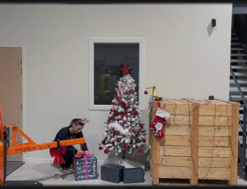 Cette année, le Père Noël a trouvé un allié pour livrer les cadeaux… et préserver son dos ! 🎅